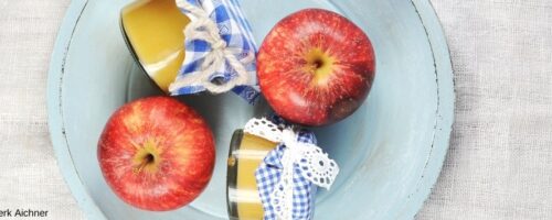 Äpfel und Apfelgelee in Gläsern