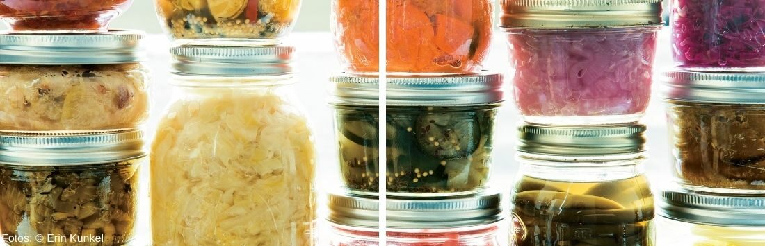 fermentiertes Gemüse in Gläsern