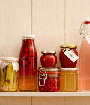 Eingekochtes Obst und Gemüse in Gläsern