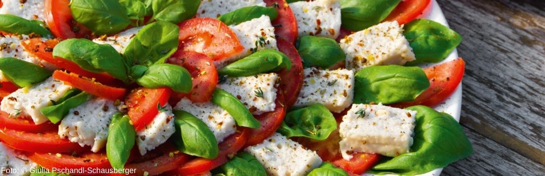 Cashew-Mozzarella mit Tomaten