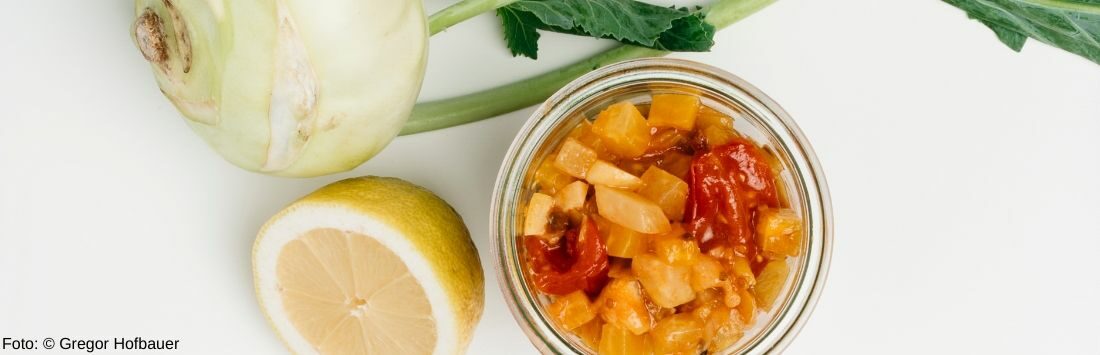 frischer Kohlrabi und Zitrone mit Kohlrabi und Tomaten-Chutney