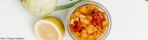 frischer Kohlrabi und Zitrone mit Kohlrabi und Tomaten-Chutney