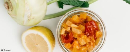 frischer Kohlrabi und Zitrone mit Kohlrabi und Tomaten-Chutney