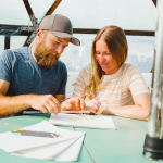 Mann und Frau sitzen an einem Tisch