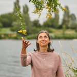 Frau an einem Gewässer