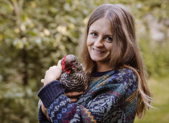 Frau hält Huhn in den Armen