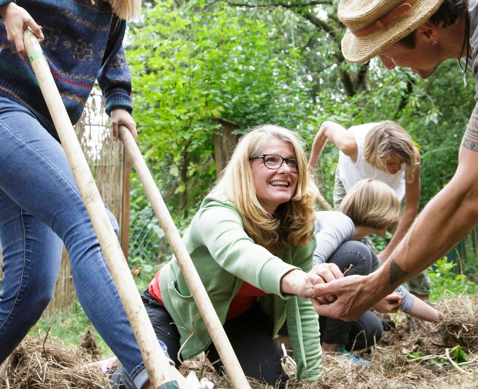 Fünf Personen beim Guerilla Gardening