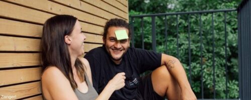 Frau und Mann am Balkon anlegen