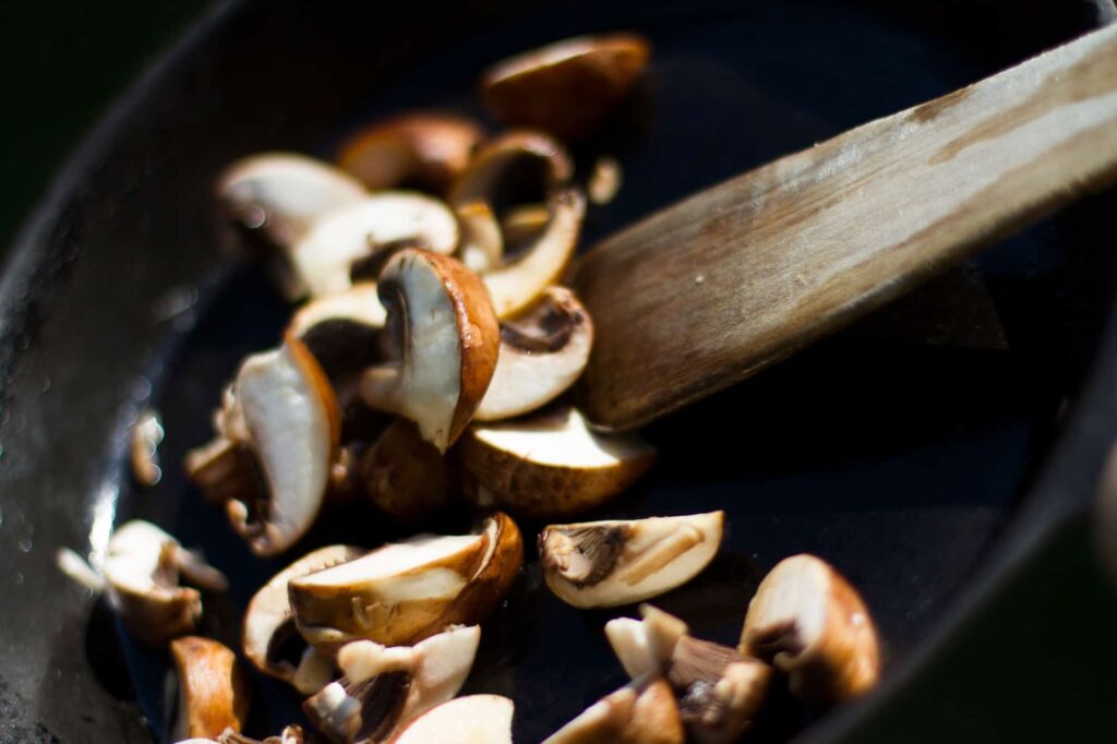 Champignons ausreichend erhitzen