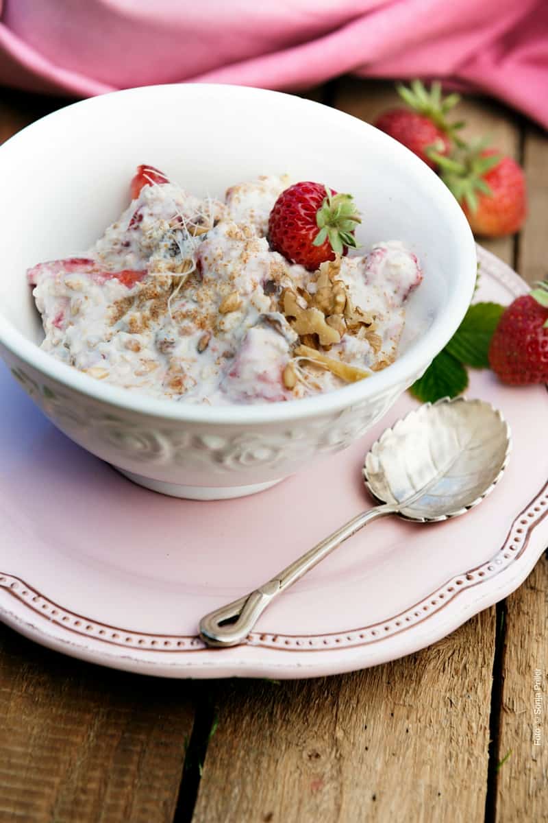 Ist bei dir die Zeit in der Früh knapp? Dieses Müsli ist in 10 Minuten hergestellt. Die Getreidesprossenherstellung kann zu deiner neuen Gewohnheit werden. An Stelle von Beeren kannst du selbstverständlich auch anderes Obst verwenden. Foto- © Sonja Priller 