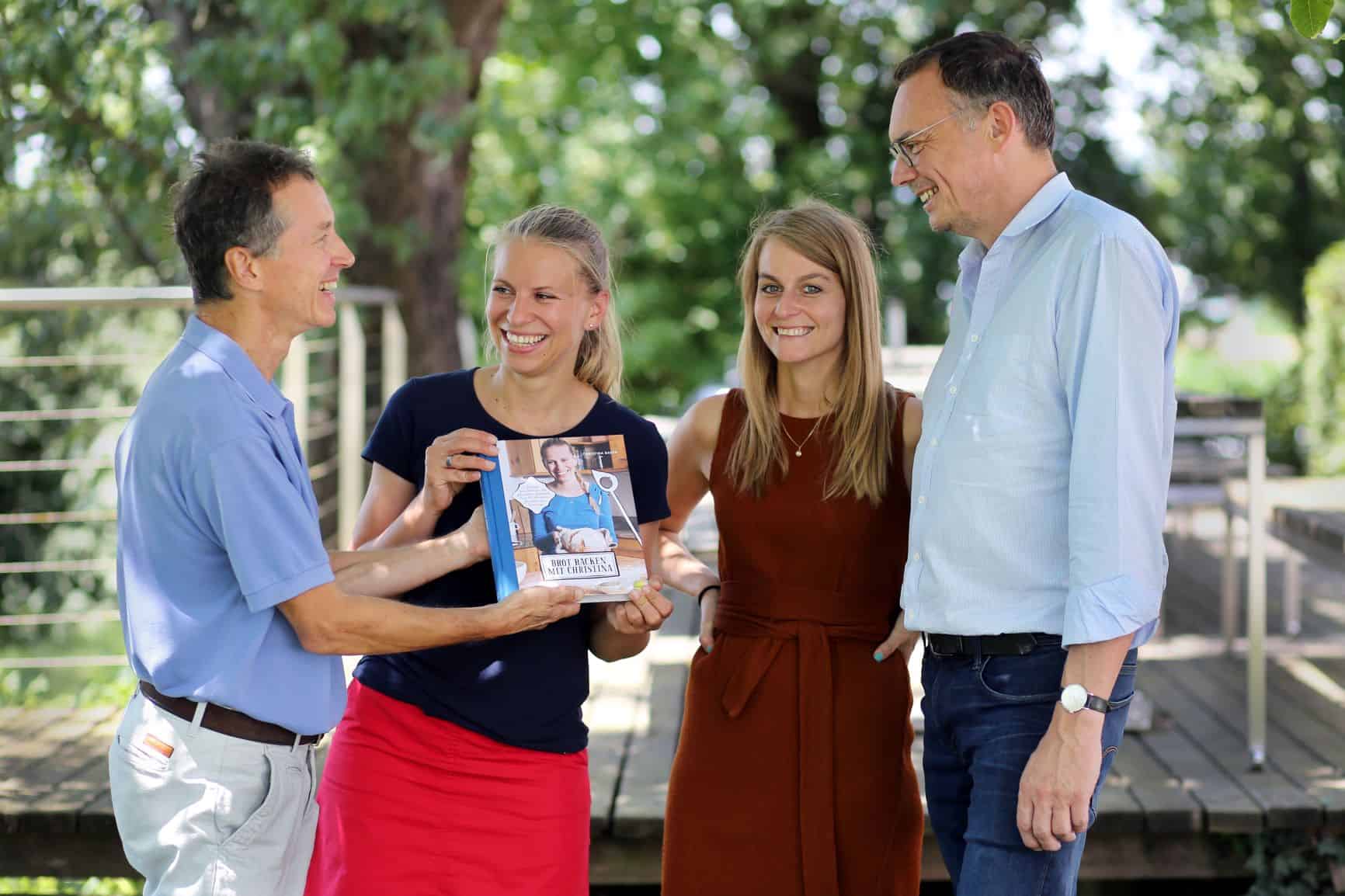 Markus Hatzer und Katharina Schaller vom Löwenzahn Verlag mit der Bestseller-Autorin Christina Bauer zu Gast bei Ernst Gugler in Melk (v. re. nach li.). © Foto: gugler_Weinfranz