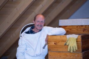 Ingolf Hofmann imkert mit Leidenschaft und das schon seit 40 Jahren! In seinen Imkerkursen verrät er dir seine Tipps & Tricks. Foto: Harald Hörtler