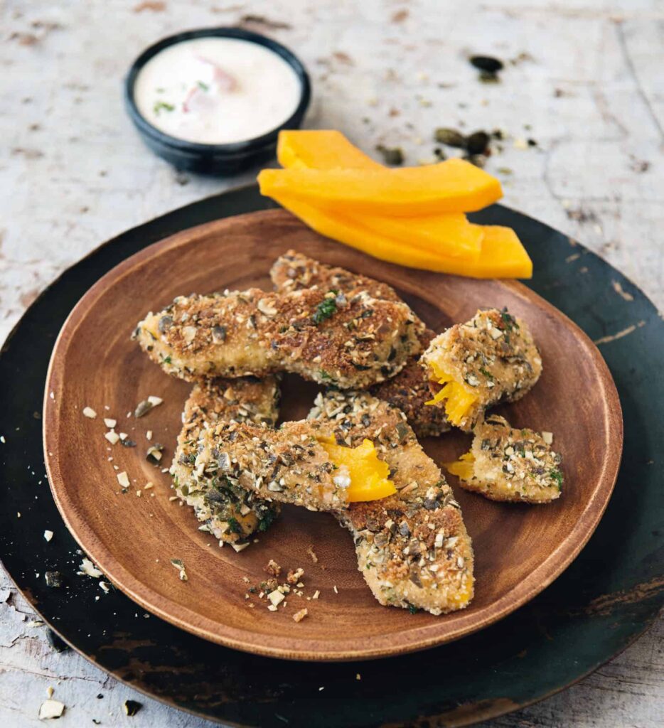 Natürlich darf bei unseren Herbstrezepten der Kürbis nicht fehlen. Nicht nur für Vegetarier ein Gaumenschmaus: Kürbisnuggets mit leichter Paradeisermayonnaise! Foto: Sonja Priller