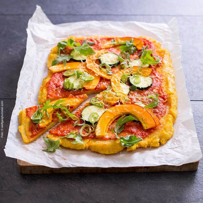 Glutenfrei - Polentapizza mit Kürbis, Zucchini und Rucola - Löwenzahn ...