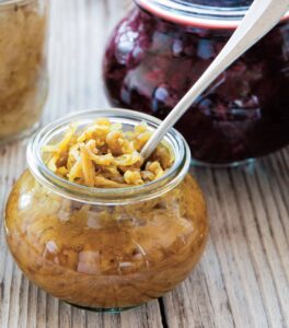 Fermentierst du Sauerkraut, erhöhst du damit den Vitamin-C-Gehalt des Krauts! Also: ein echter Geheimtipp unter den Hausmitteln. Foto: © Erin Kunkeldu Sauerkraut, erhöhst du damit den Vitamin-C-Gehalt des Krauts! Also, ein echter Geheimtipp unter den Hausmitteln. Foto: © Erin Kunkel