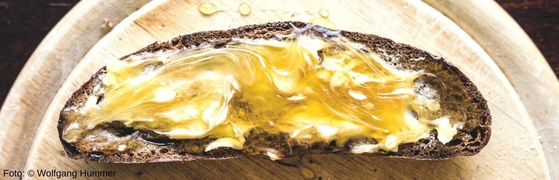 Honigbrot auf einem Holzbrett