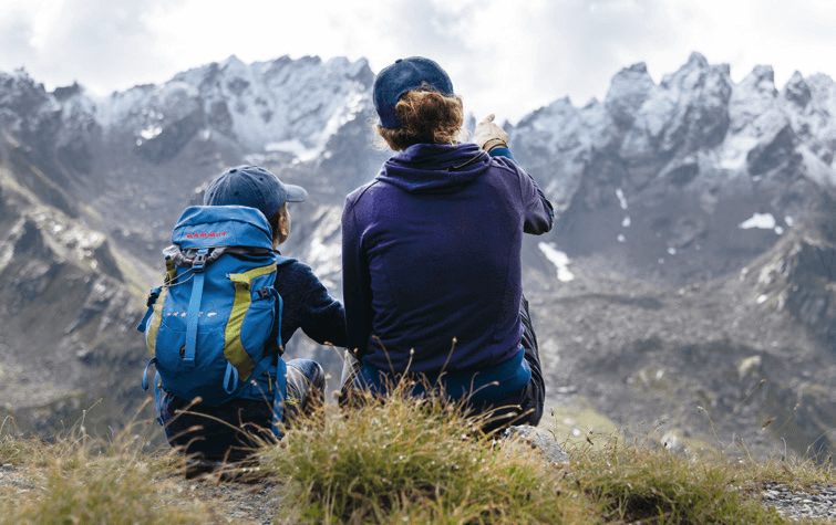 Kind und Frau bei einer Wanderung