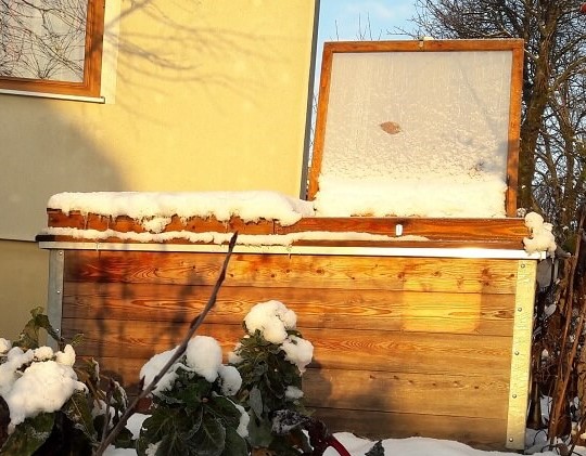 Hochbeet mit Überdachung und Schnee