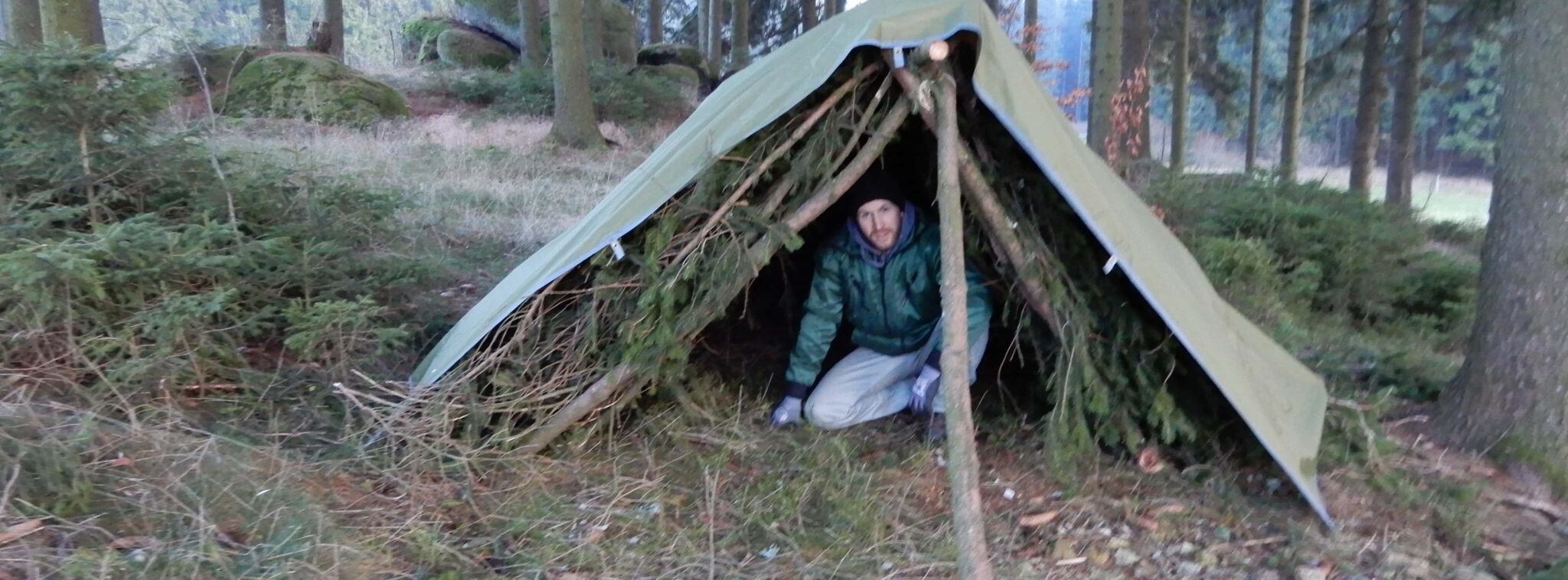 Unterschlupf bauen im Wald So geht