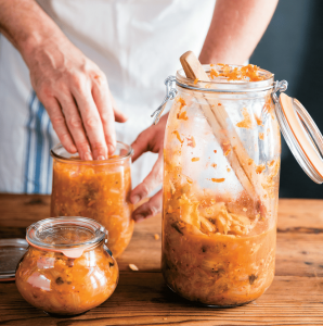 Fertiges Kimchi wird in kleinere Gläser umgefüllt