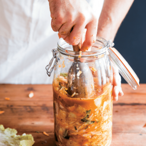 Kimchi wird in Glas gefüllt