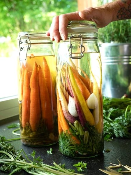 Fermentiertes Gemüse im Glas
