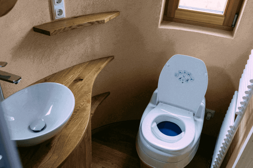 Trockentrenn-Toilette im Badezimmer