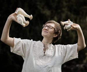 Frau hält Pilze in beiden Händen