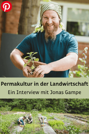 Mann mit Blumentopf und Menschen im Beet