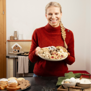 Frau mit Keksteller in der Hand