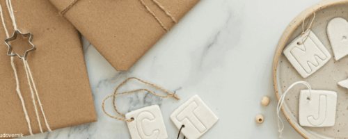 Geschenke auf weißem Hintergrund