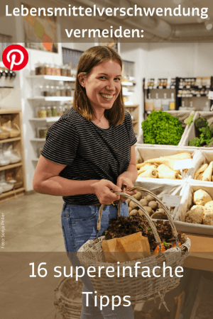 Frau beim Einkaufen im Unverpacktladen