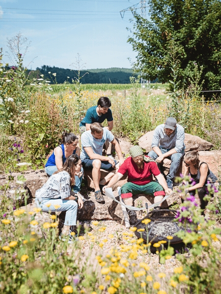 eine Gruppe Menschen beim Planen im Freien