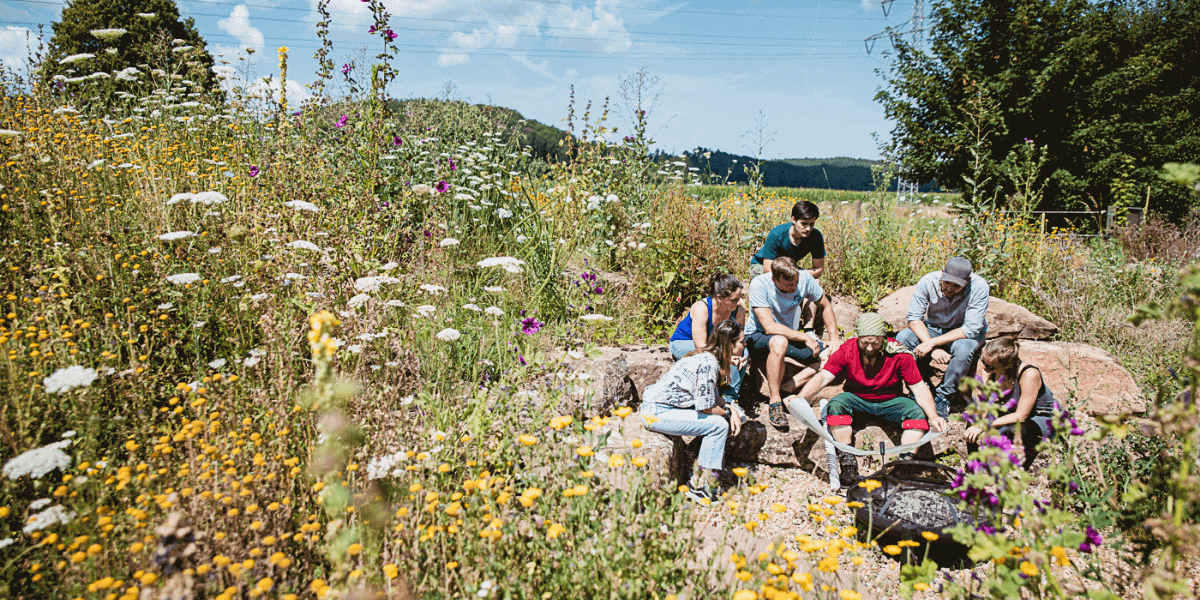 Menschen umgeben von Bienenweide