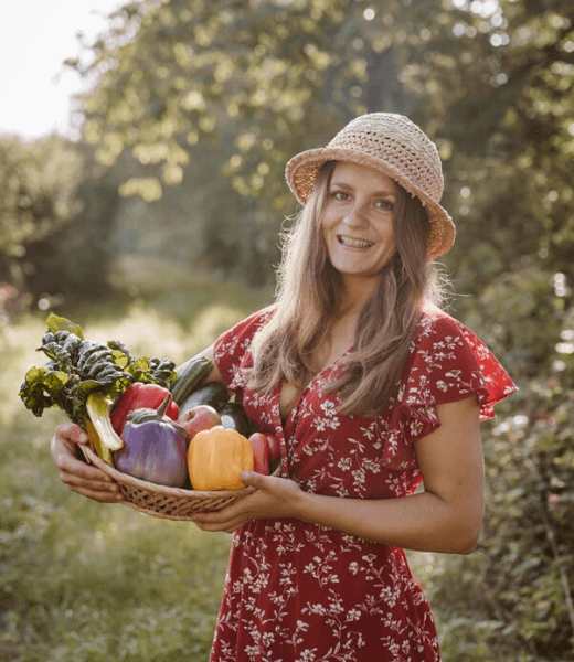 Frau mit Gemüse im Arm