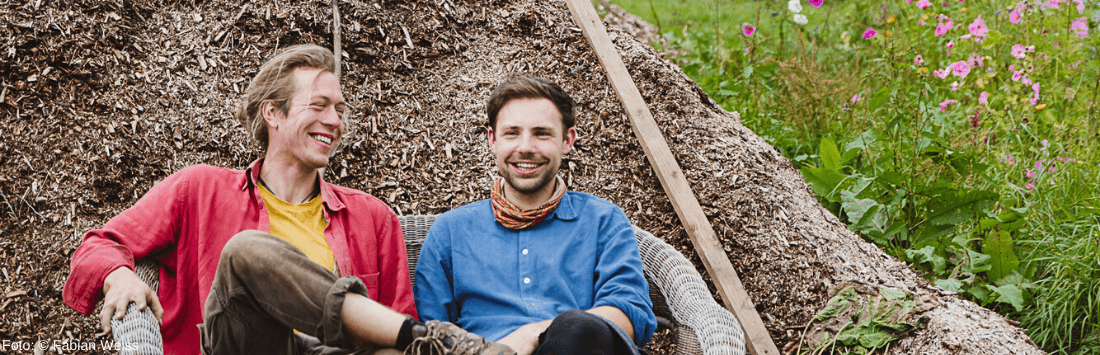 Beet anlegen ohne Umgraben: zwei Männer auf Couch im Freien
