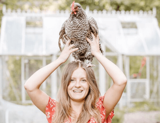 Frau mit Huhn am Kopf