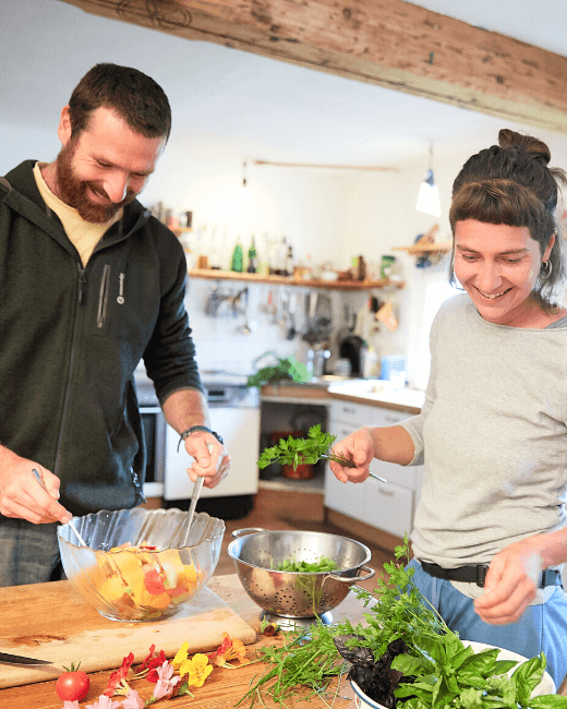 Mann und Frau beim Kochen