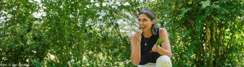 Valerie Jarolim beim Kräuterpflücken