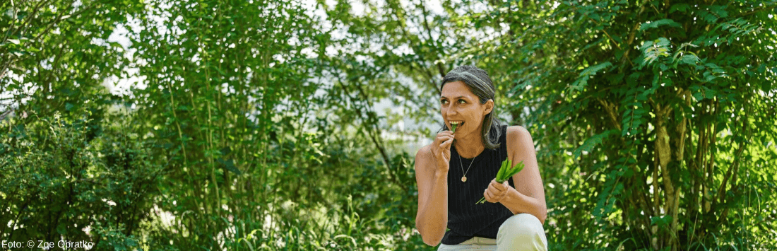 Valerie Jarolim beim Kräuterpflücken