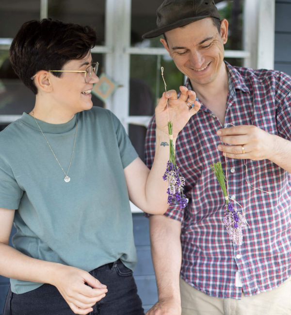 Florian und Deborah Hucht basteln an einer Blumen-Deko.