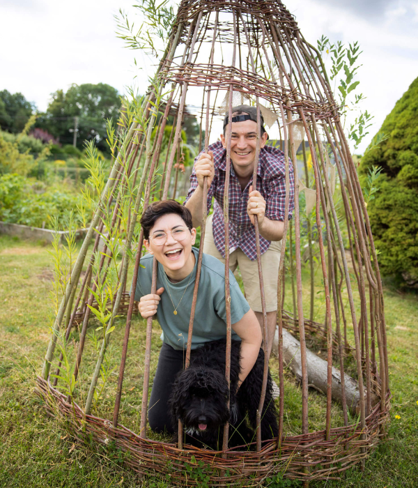 Deborah und Florian Hucht stehen in ihrem selbstgebauen Tipi.